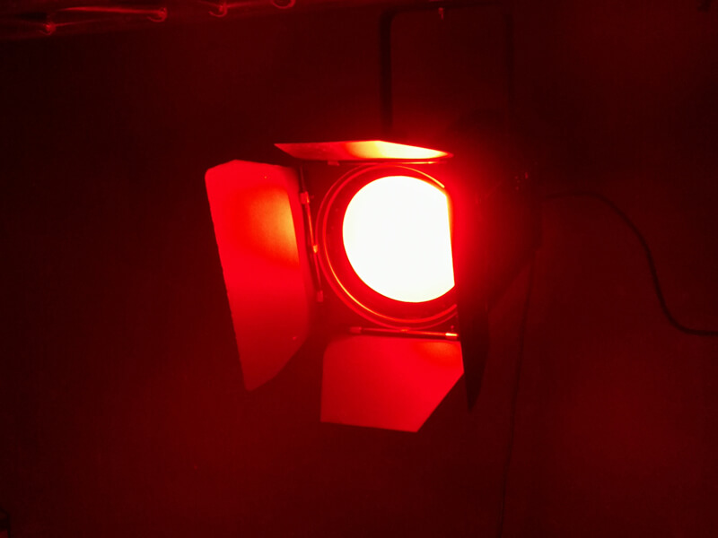 电动变焦 200W RGBW 4in1 LED 菲涅尔聚光灯
