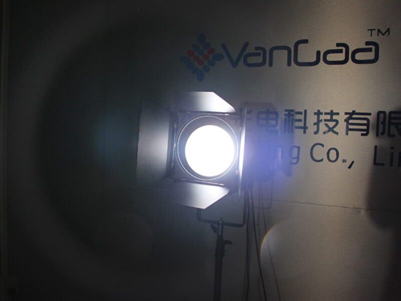 用于音乐工作室的遥控 100W LED 菲涅尔灯